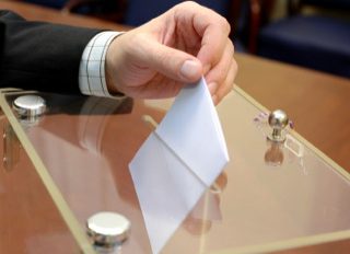LE PS en bonne position dans les sondages, l'UMP en difficulté