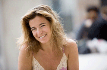 Valérie Gans a de l’esprit, du style, le sens des dialogues, des fausses pistes, de l’effet « bombe à retardement » : un scénario assuré ! Toxique, of course !