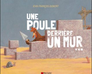 Une poule derrière un mur