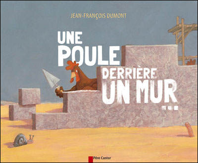 Une poule derrière un mur