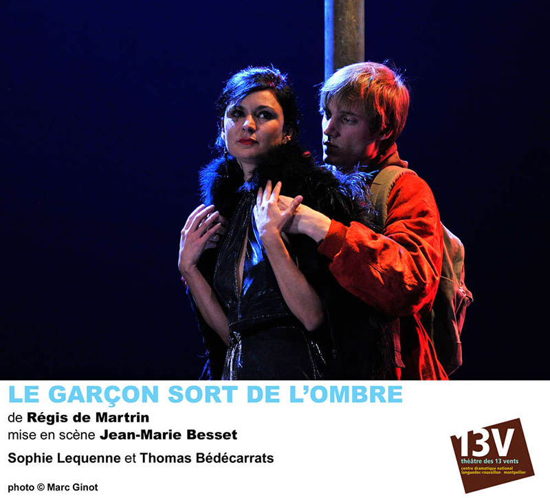 Le garçon sort de l'ombre