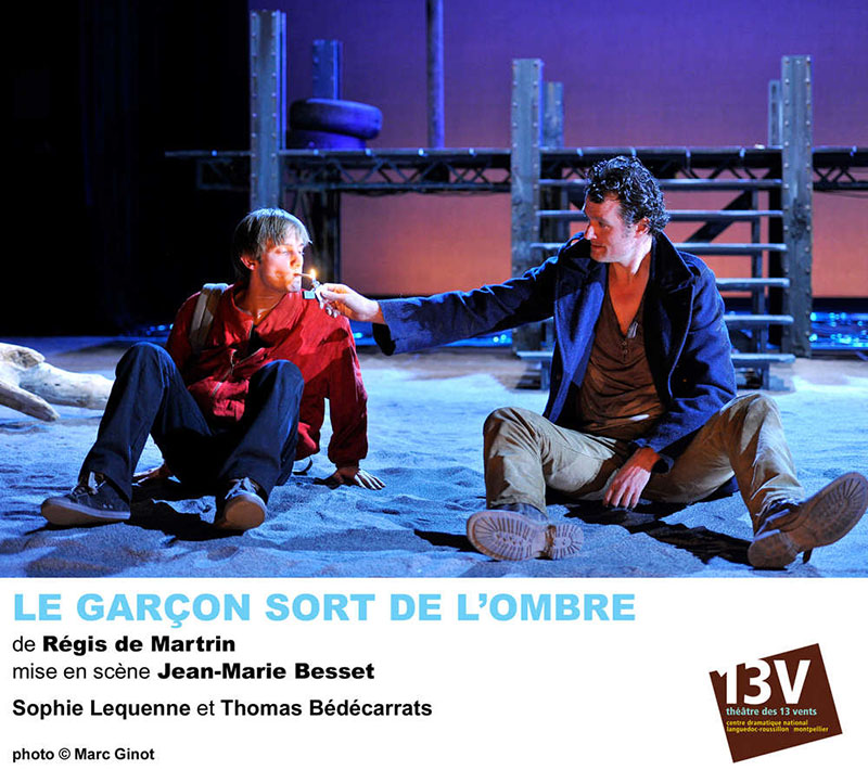 Le garçon sort de l'ombre
