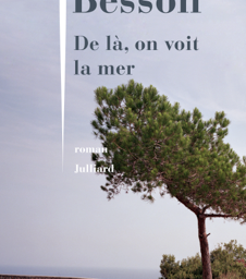 De là, on voit la mer